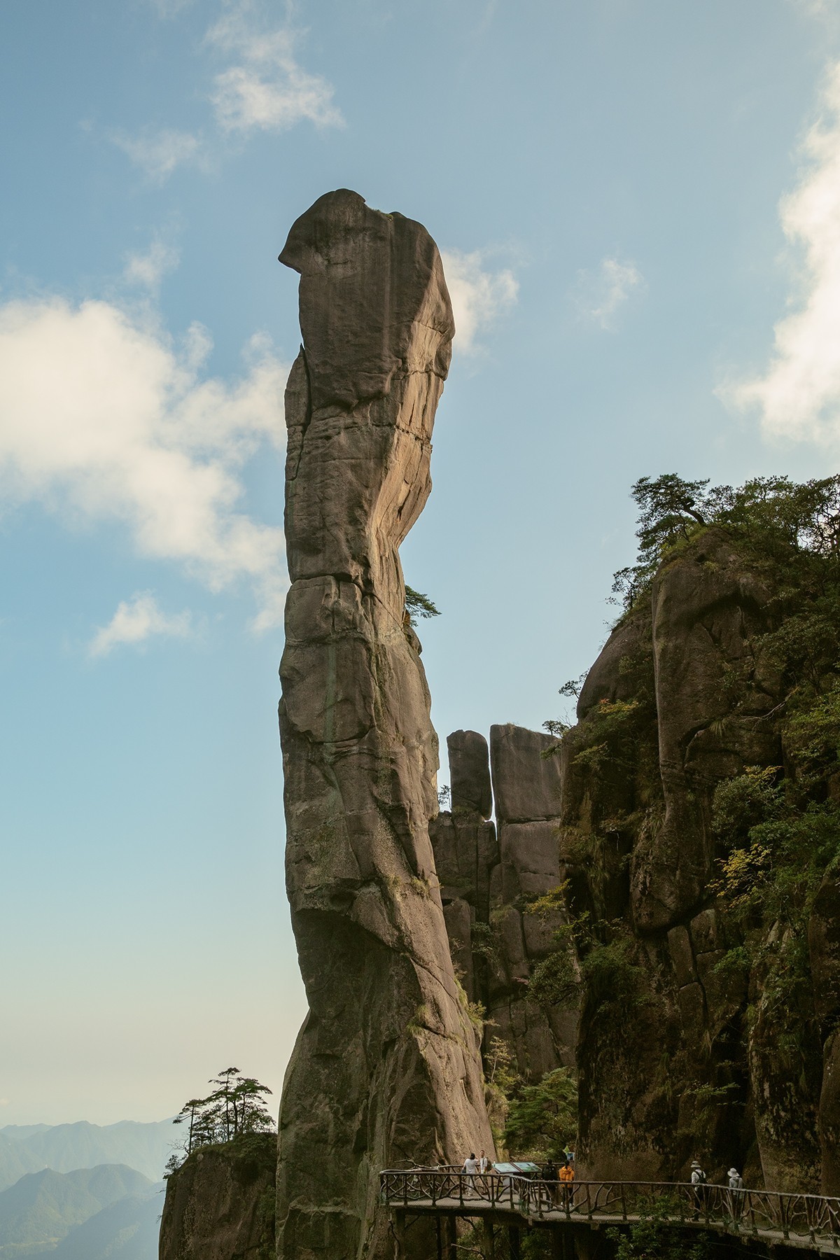 揽胜遍五岳，绝景在三清。