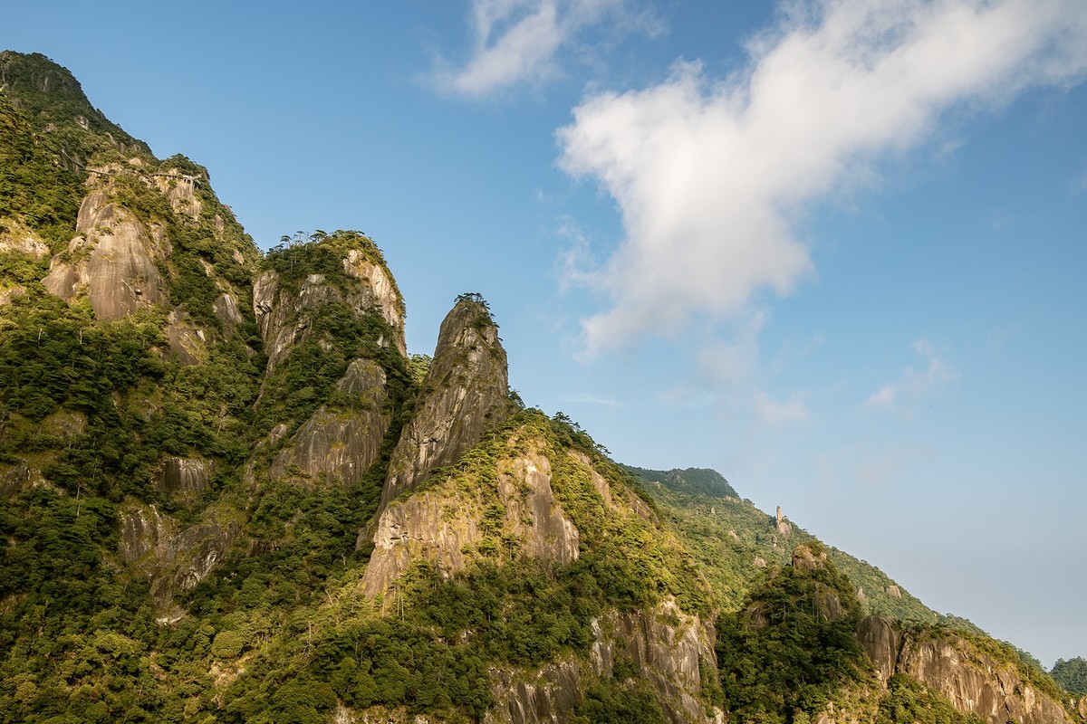 揽胜遍五岳，绝景在三清。