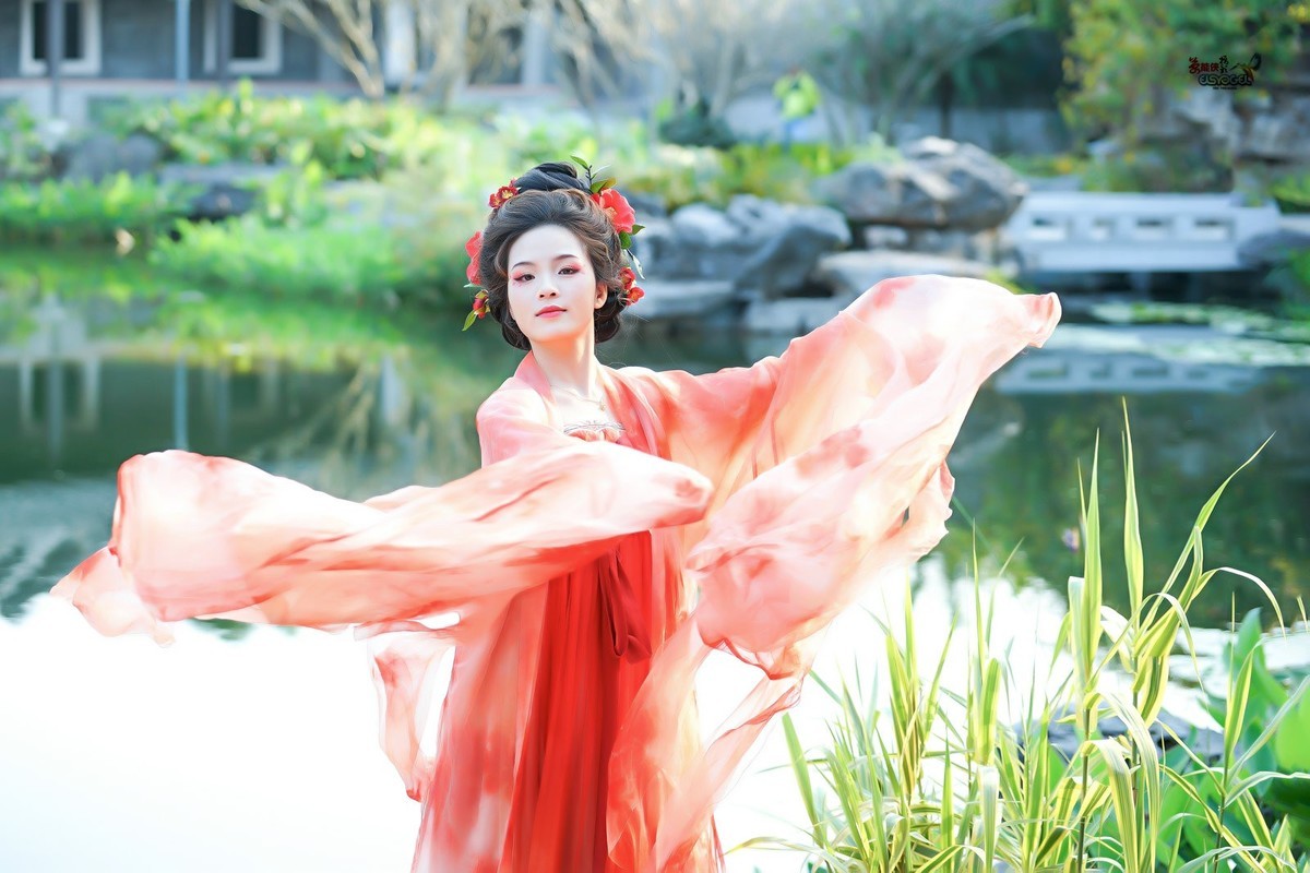 【一袭红衣少女】---芳芳