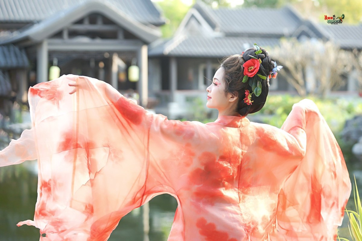 【一袭红衣少女】---芳芳