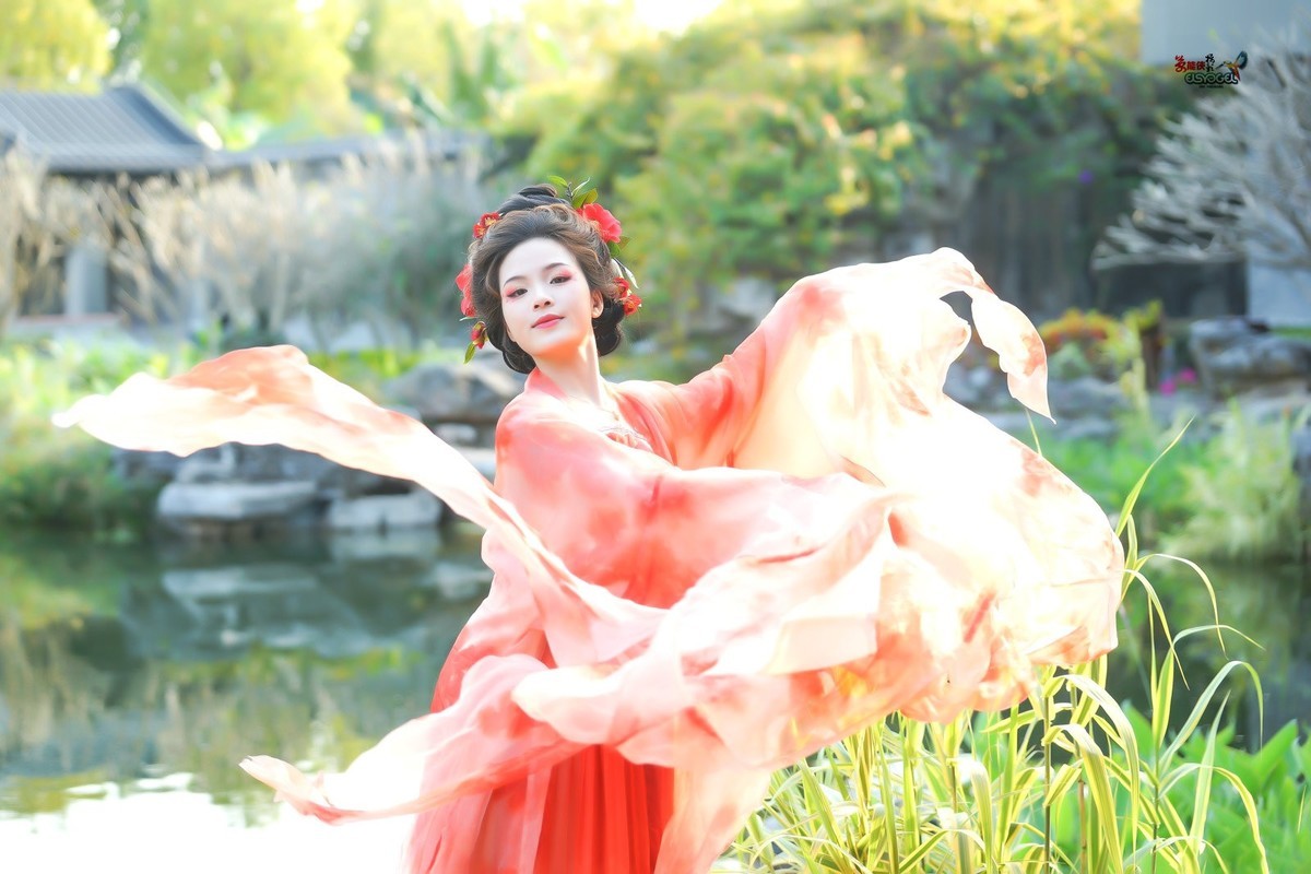 【一袭红衣少女】---芳芳