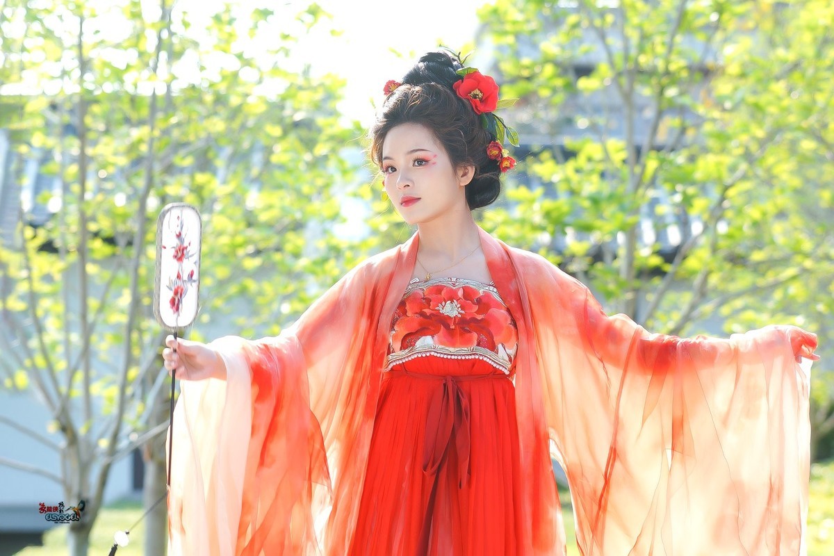 【一袭红衣少女】---芳芳