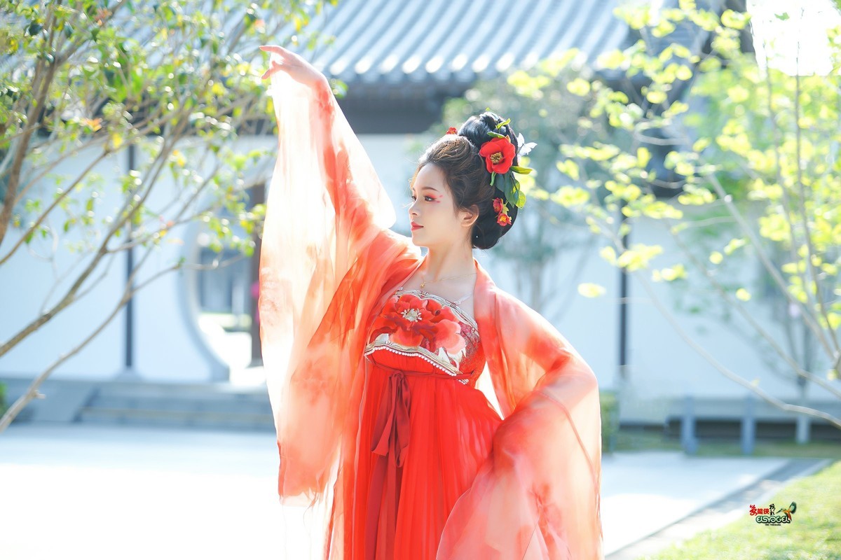 【一袭红衣少女】---芳芳