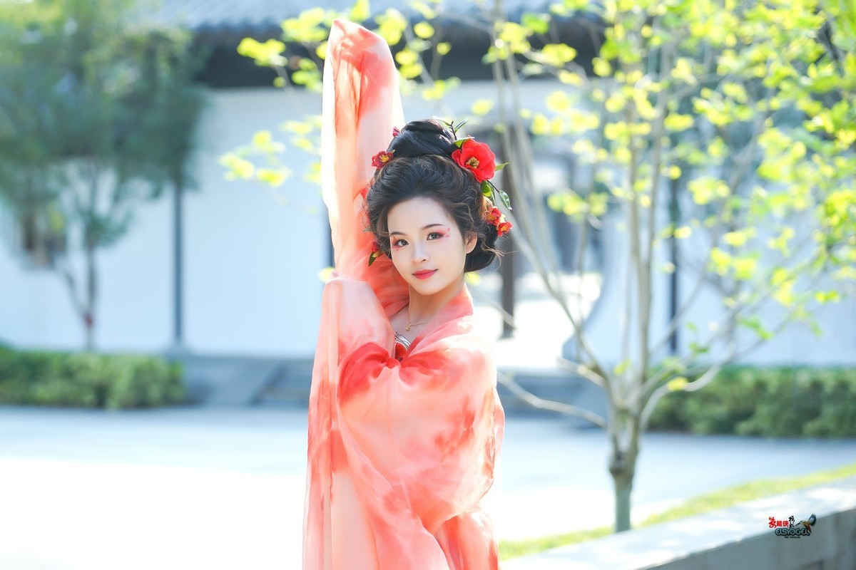 【一袭红衣少女】---芳芳