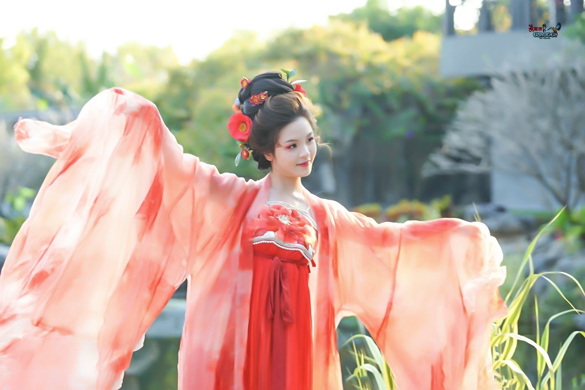 【一袭红衣少女】---芳芳