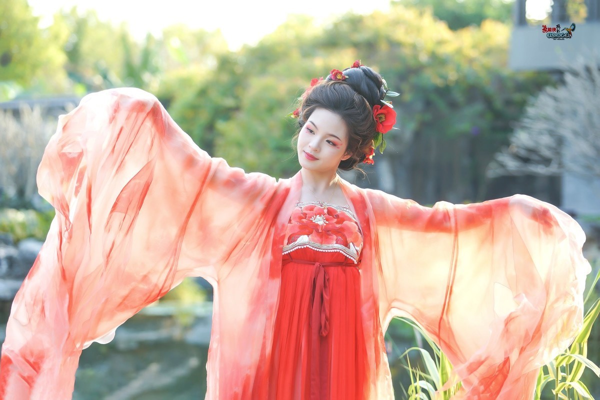 【一袭红衣少女】---芳芳