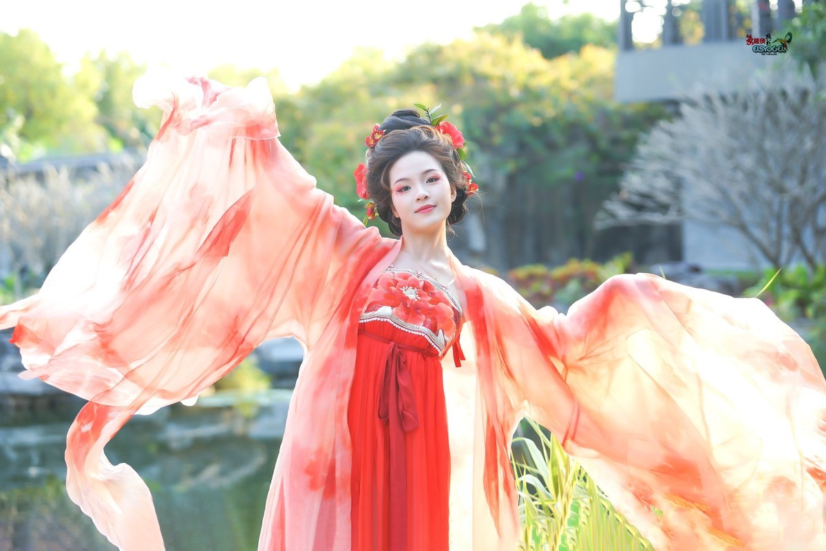 【一袭红衣少女】---芳芳