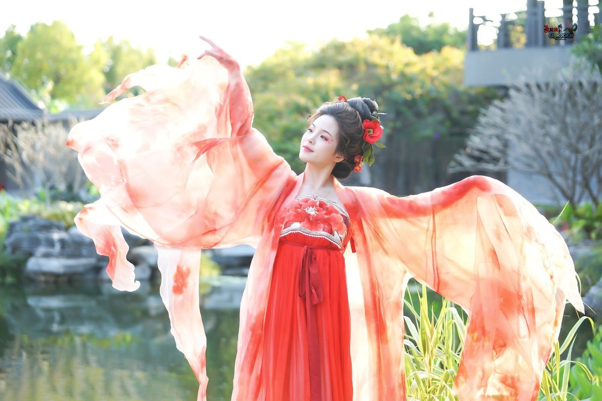 【一袭红衣少女】---芳芳