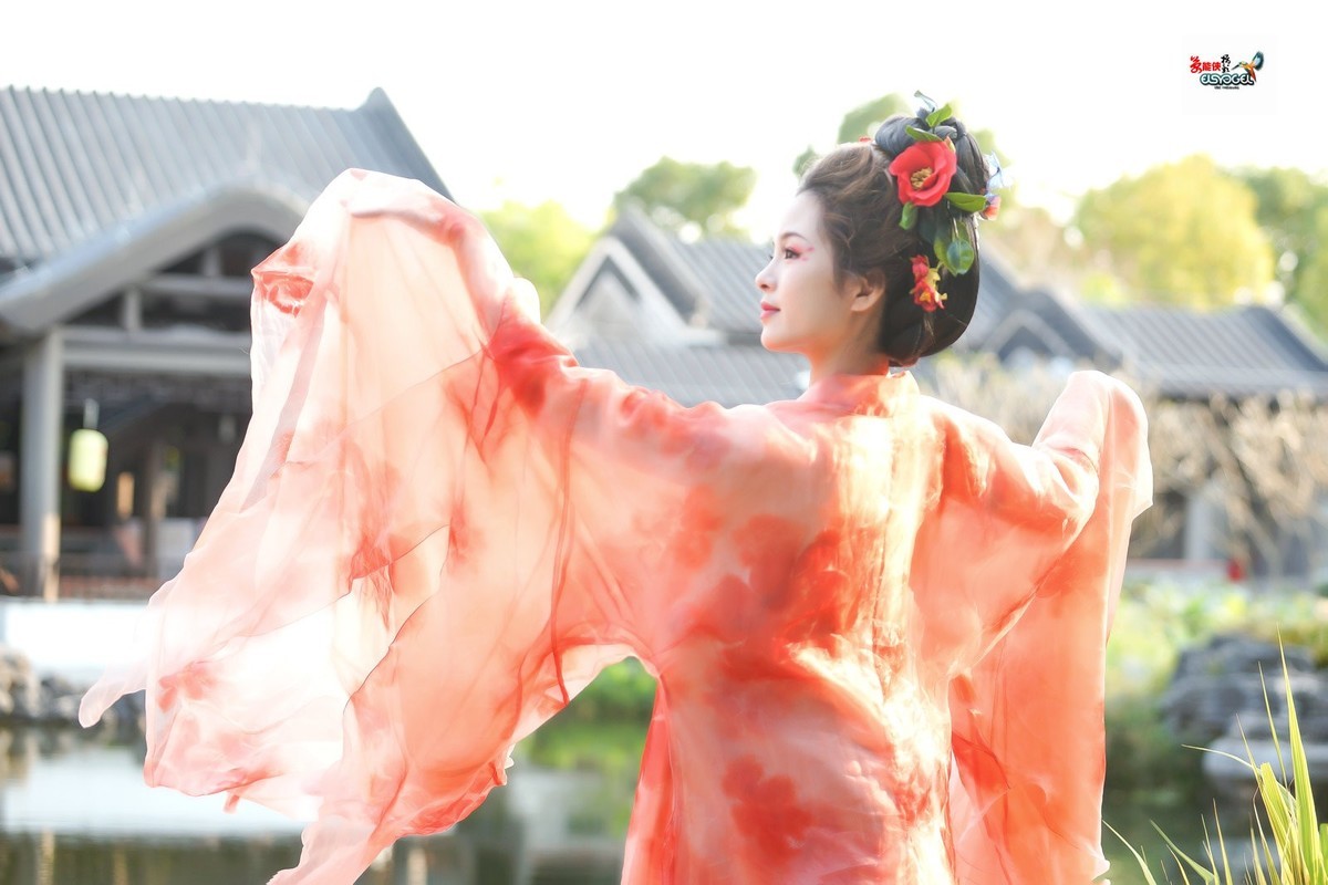 【一袭红衣少女】---芳芳