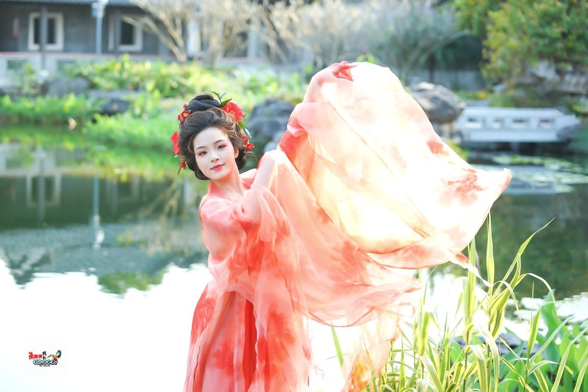 【一袭红衣少女】---芳芳