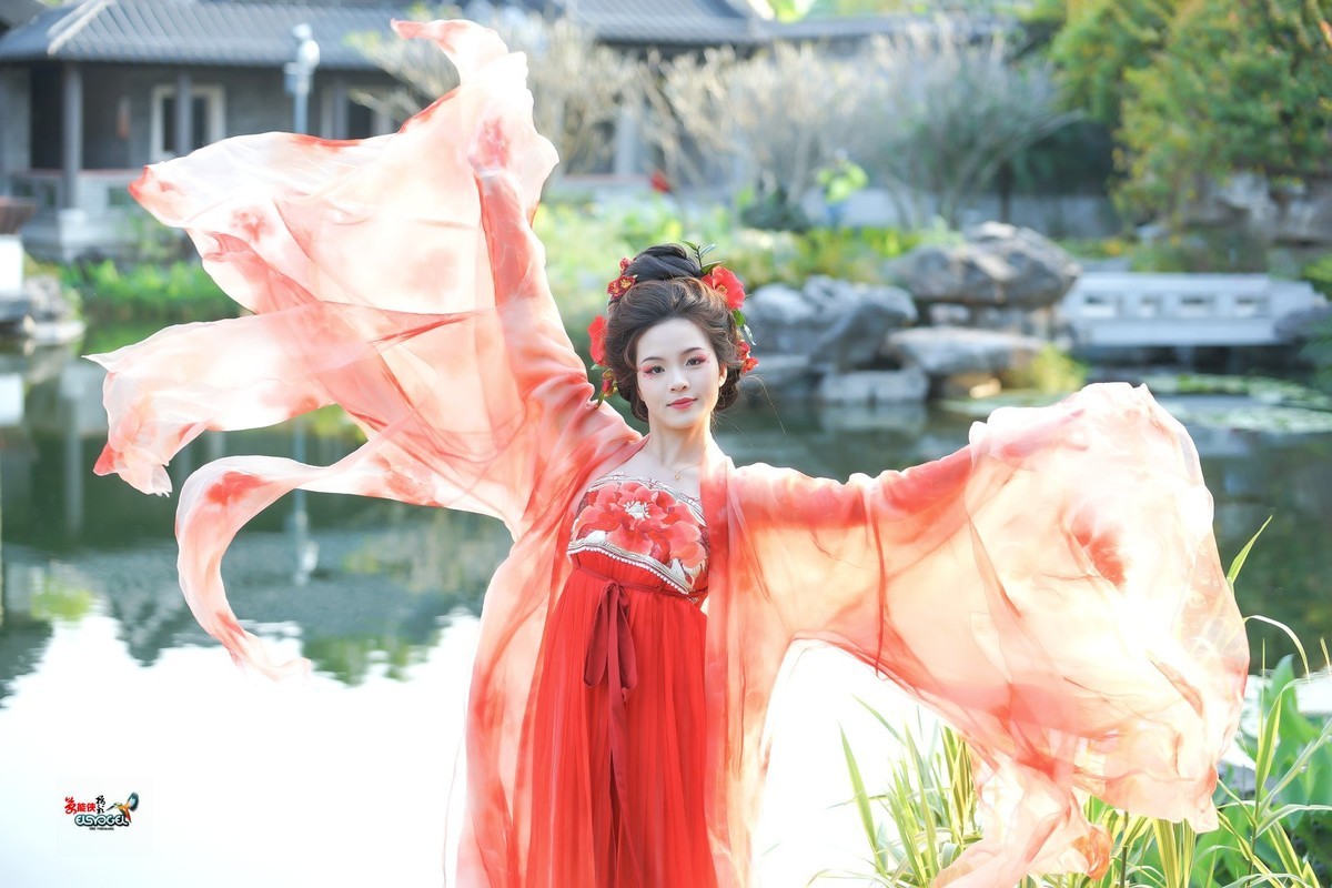 【一袭红衣少女】---芳芳