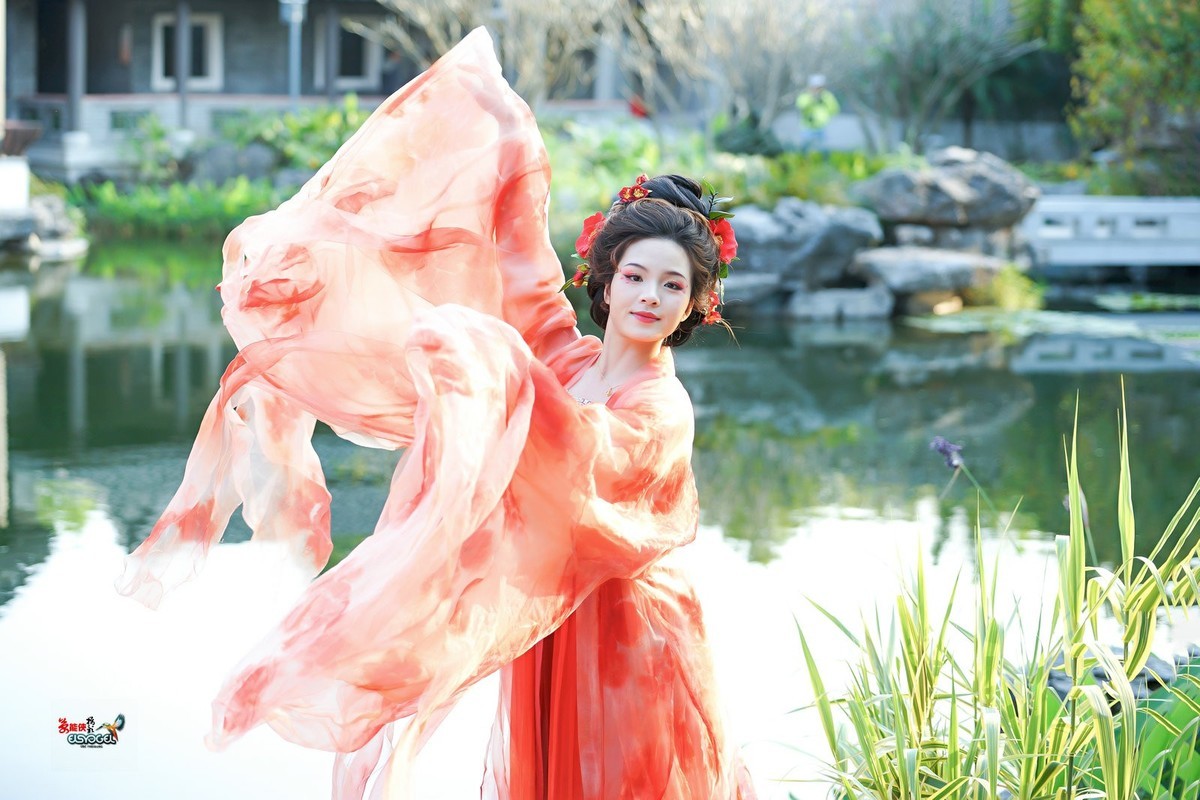 【一袭红衣少女】---芳芳