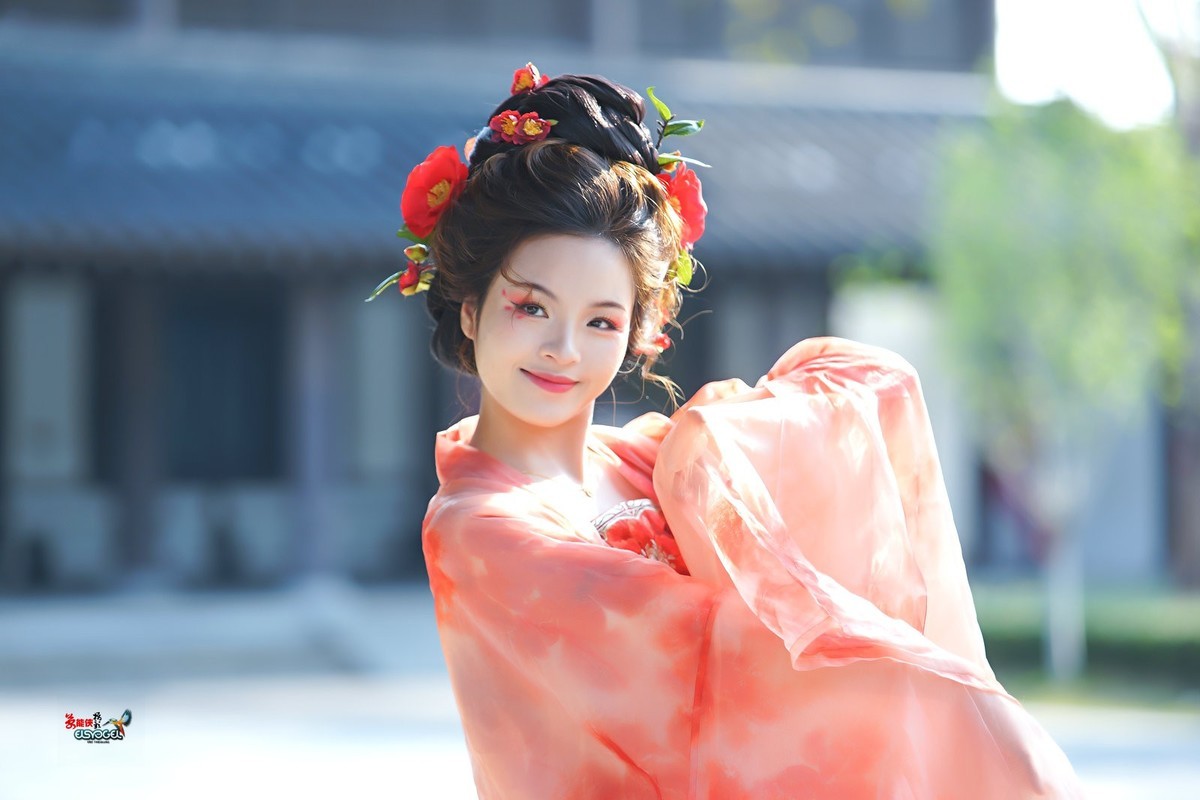 【一袭红衣少女】---芳芳