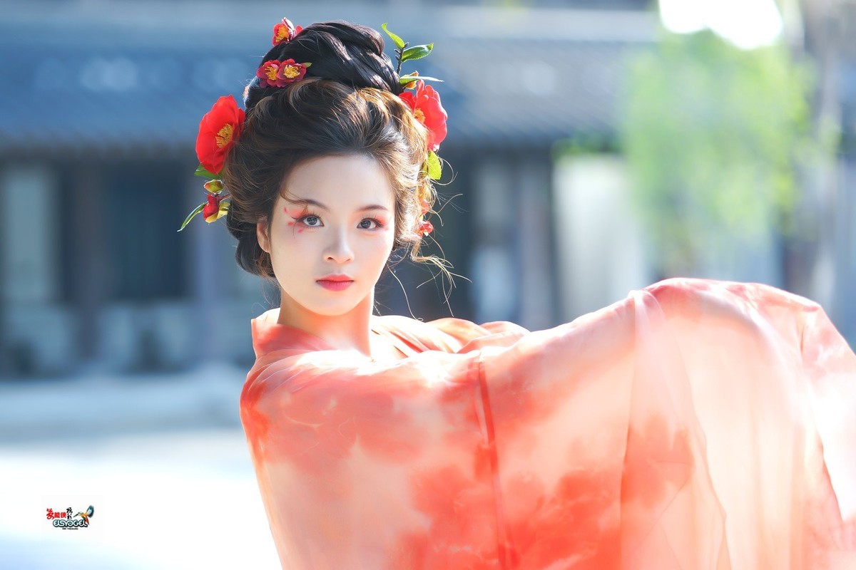 【一袭红衣少女】---芳芳