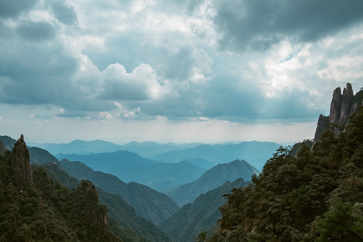 揽胜遍五岳，绝景在三清。