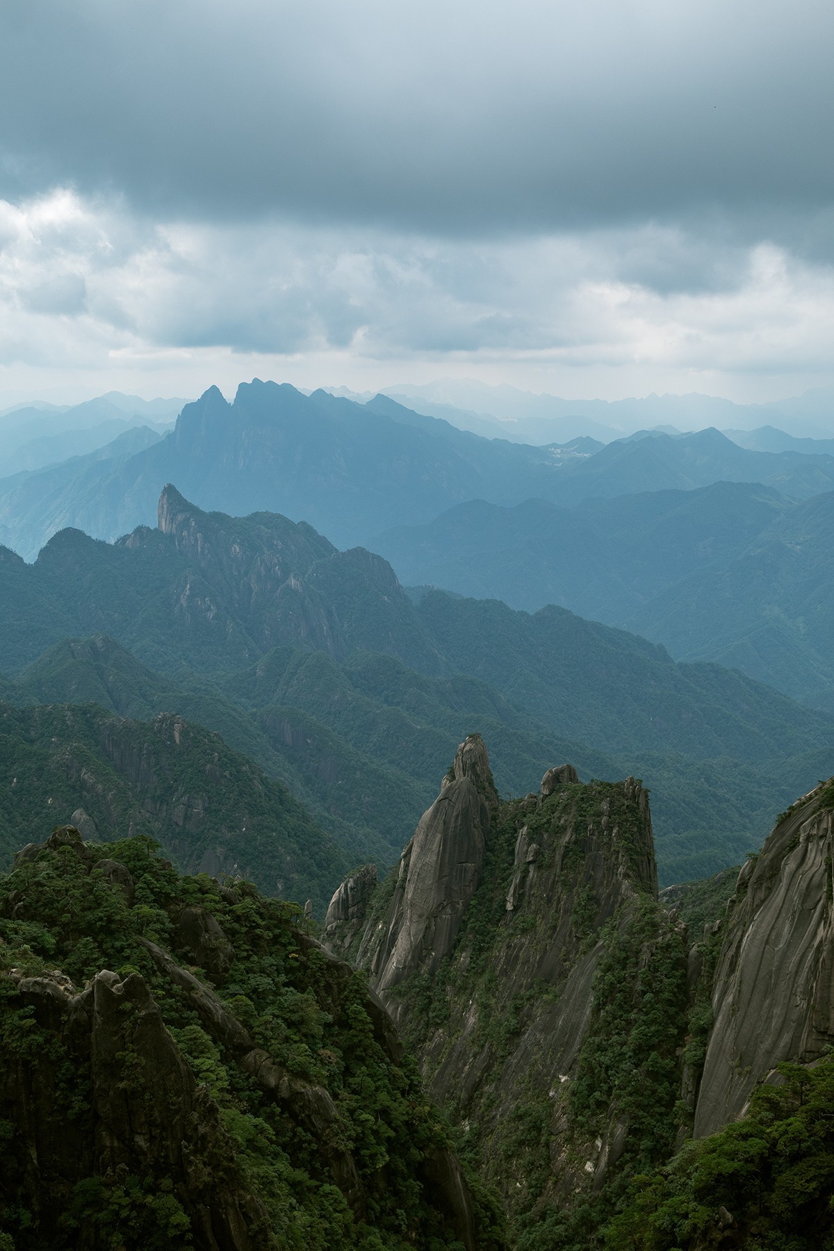 揽胜遍五岳，绝景在三清。