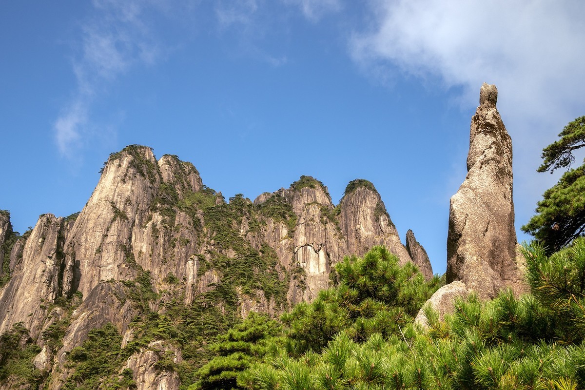 揽胜遍五岳，绝景在三清。