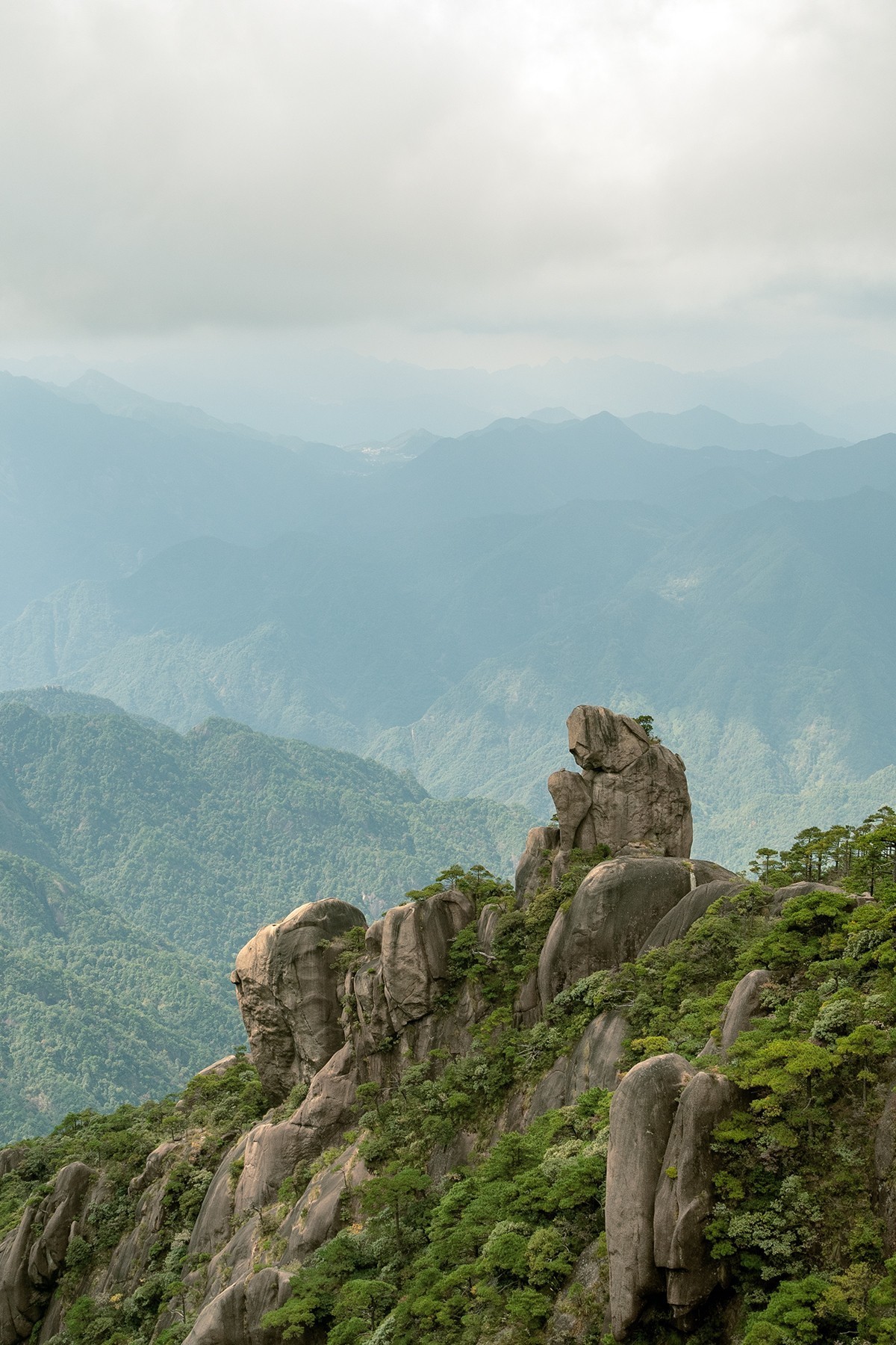 揽胜遍五岳，绝景在三清。