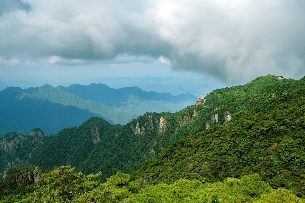 揽胜遍五岳，绝景在三清。
