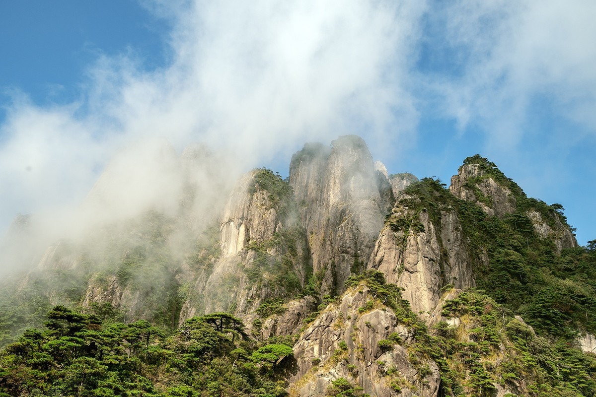 揽胜遍五岳，绝景在三清。