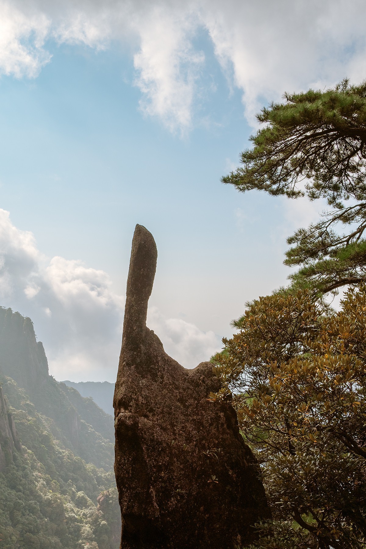 揽胜遍五岳，绝景在三清。