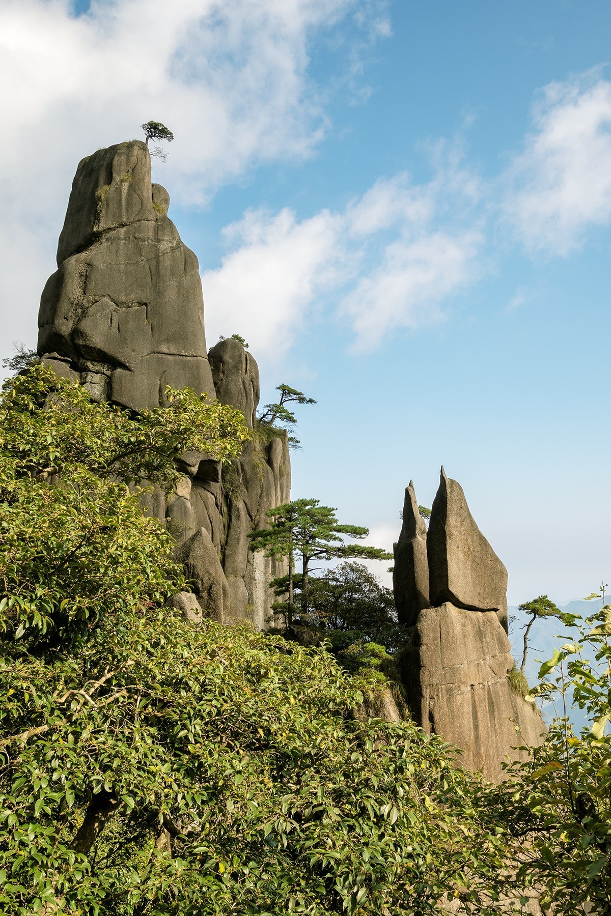 揽胜遍五岳，绝景在三清。