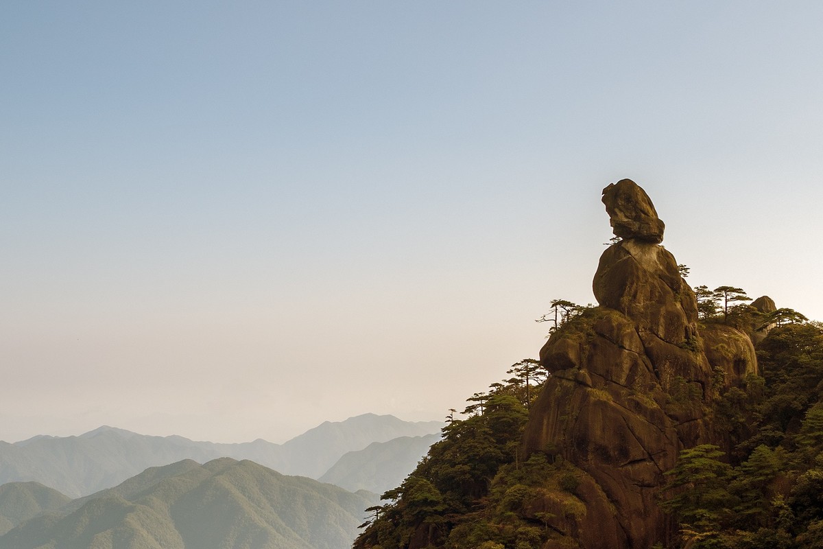 揽胜遍五岳，绝景在三清。