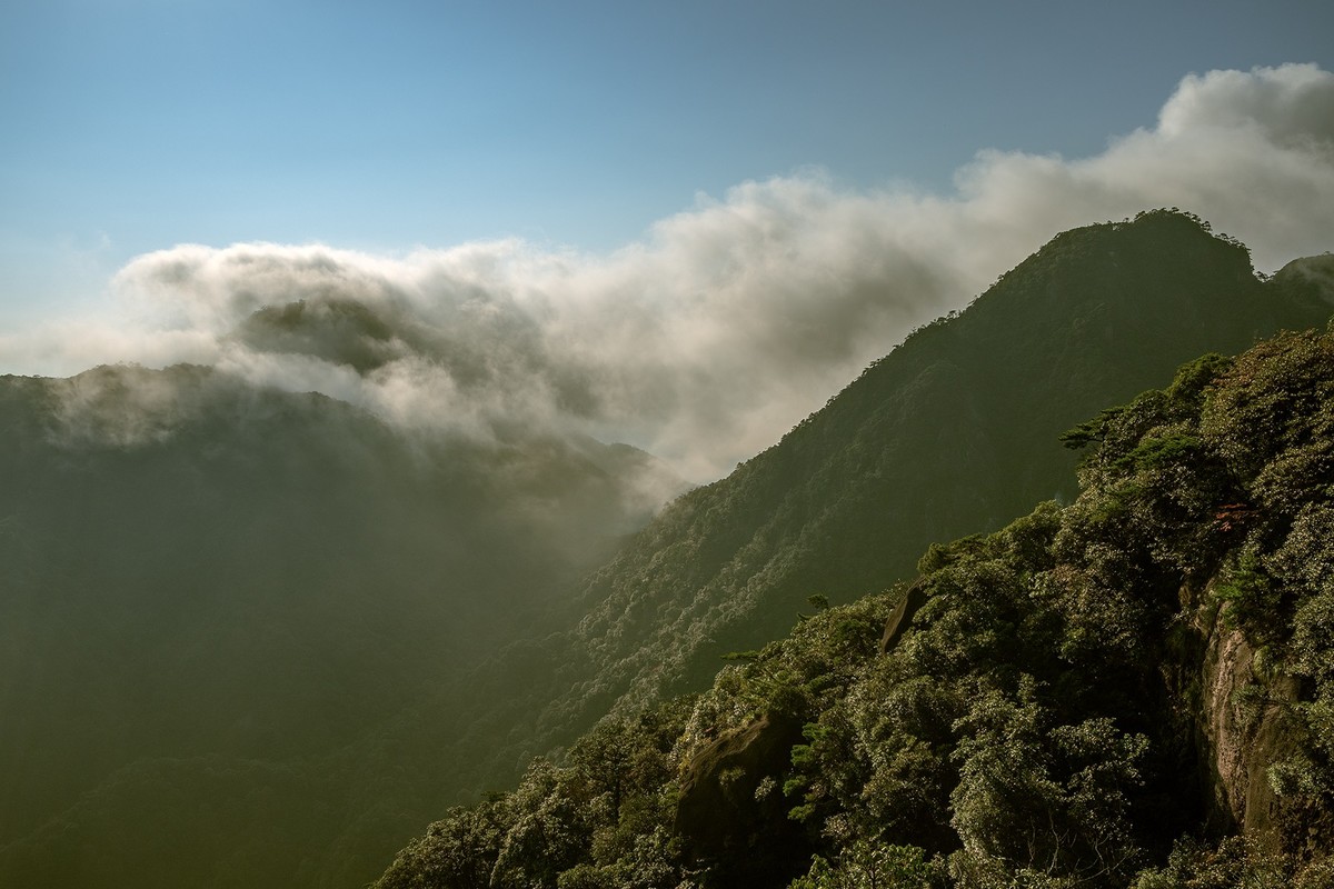 揽胜遍五岳，绝景在三清。
