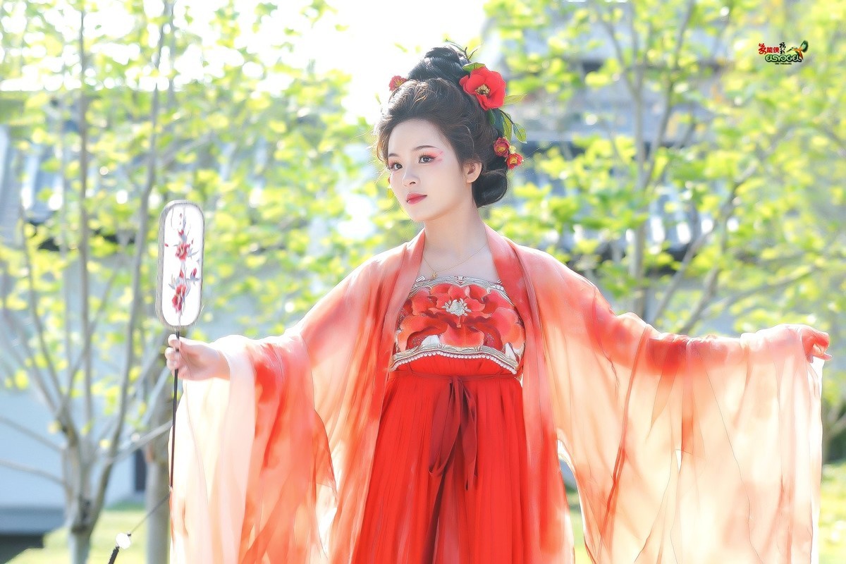 【红衣少女】---芳芳