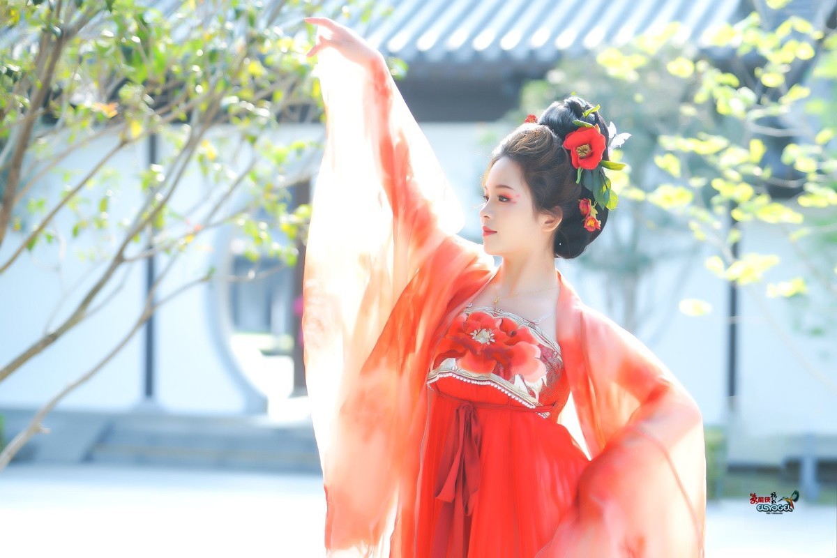 【红衣少女】---芳芳