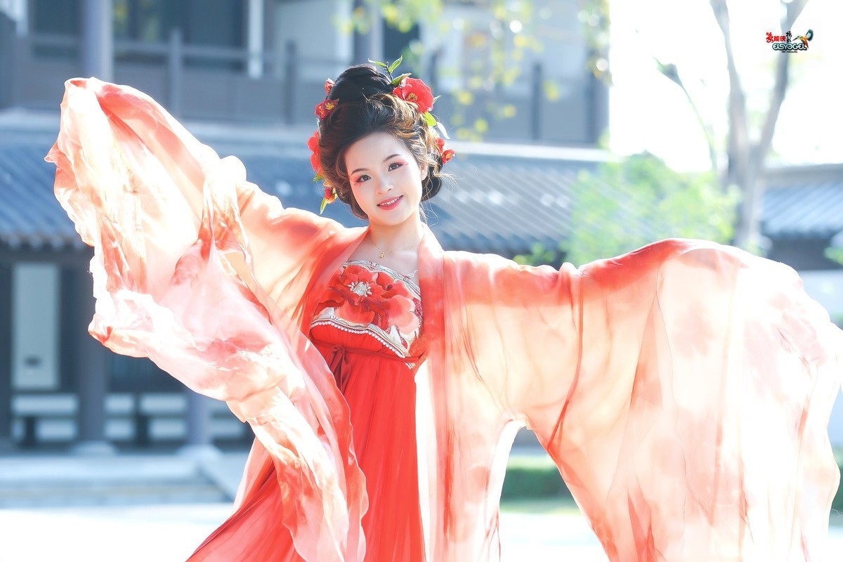 【红衣少女】---芳芳