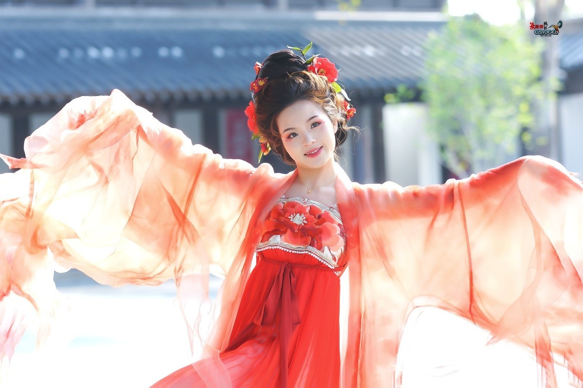 【红衣少女】---芳芳