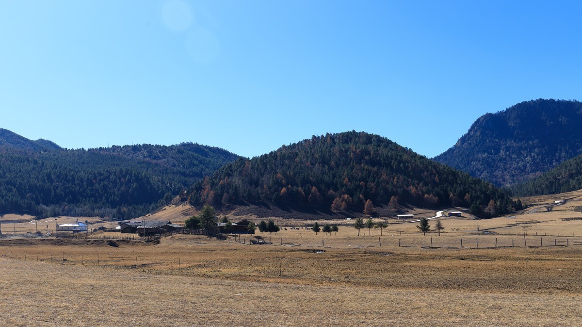 木里藏族自治县的冬天有蓝色、绿色、金黄色