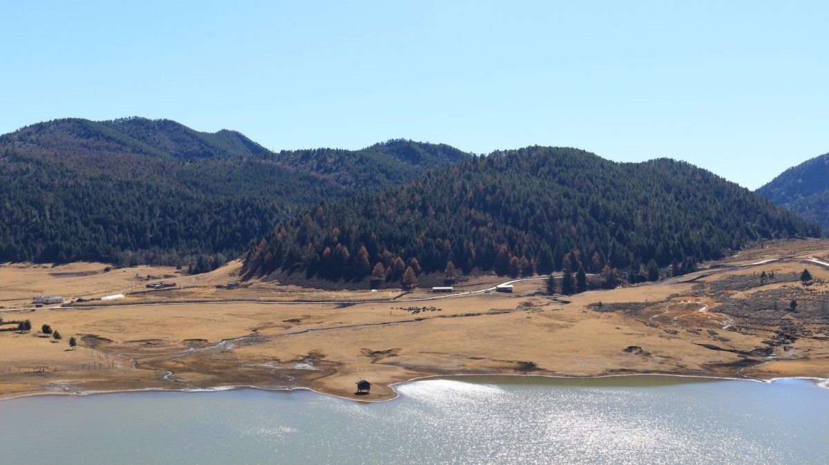 木里藏族自治县的冬天有蓝色、绿色、金黄色