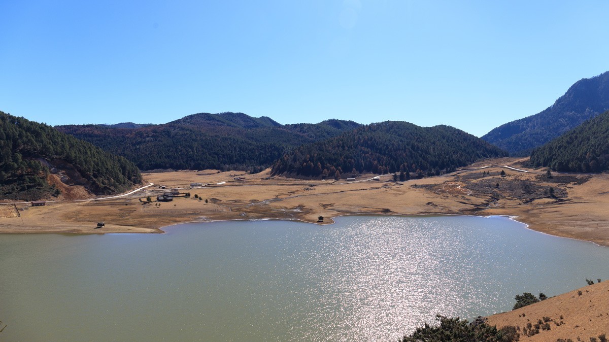 木里藏族自治县的冬天有蓝色、绿色、金黄色