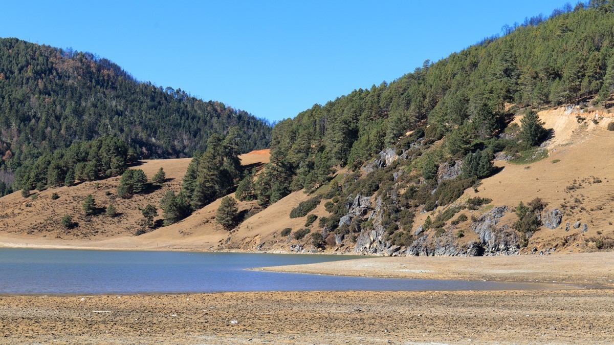 木里藏族自治县的冬天有蓝色、绿色、金黄色