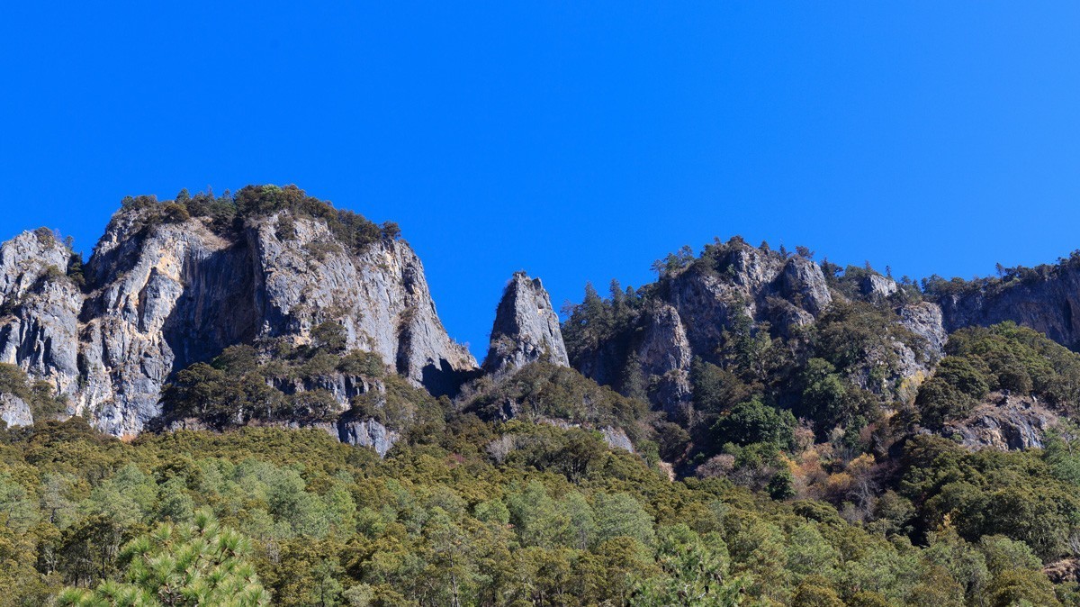 木里藏族自治县的冬天有蓝色、绿色、金黄色