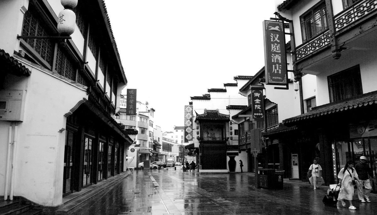 风雨中的街市