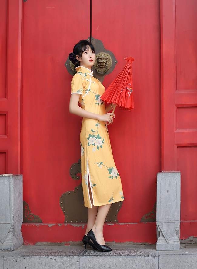 老宅前的女孩。。。