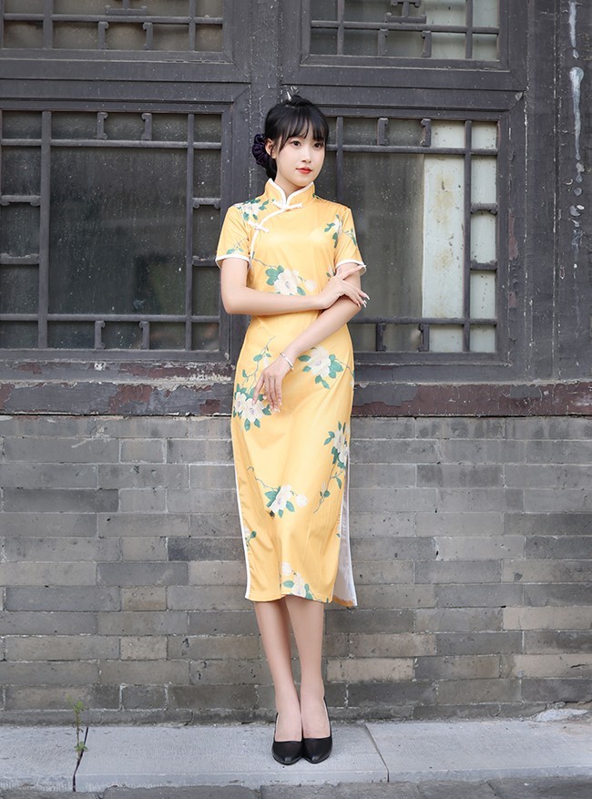 老宅前的女孩。。。