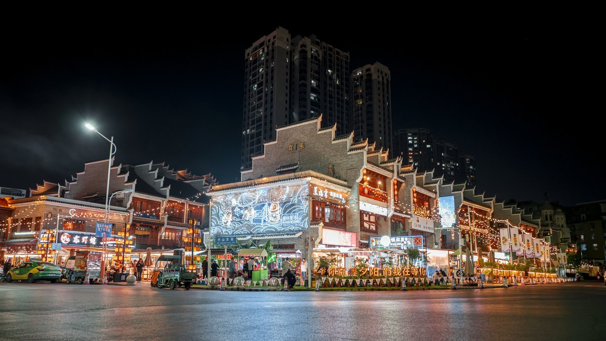 夜幕下的美食街