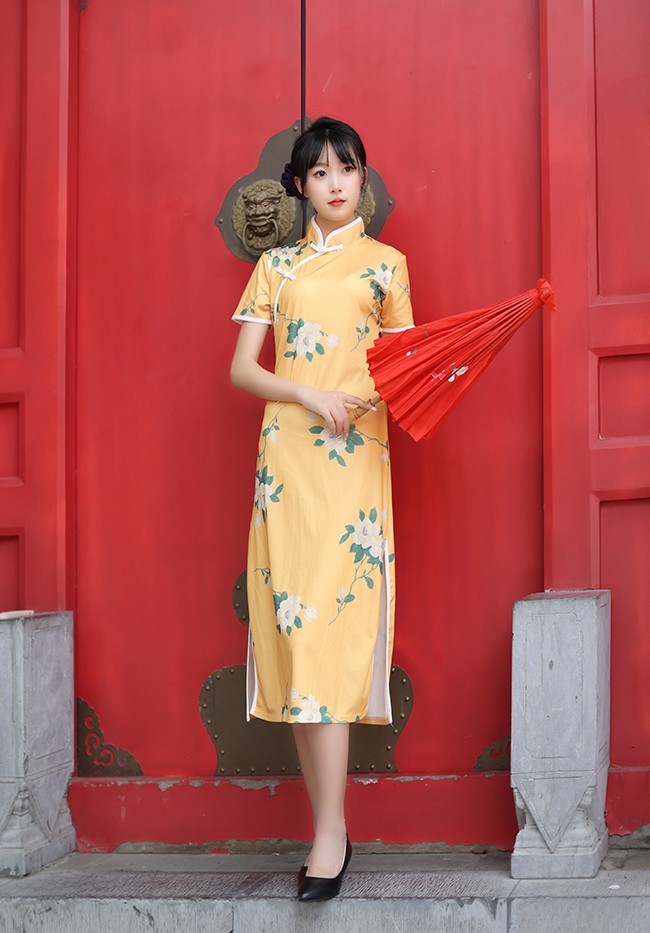 老宅前的女孩。。。