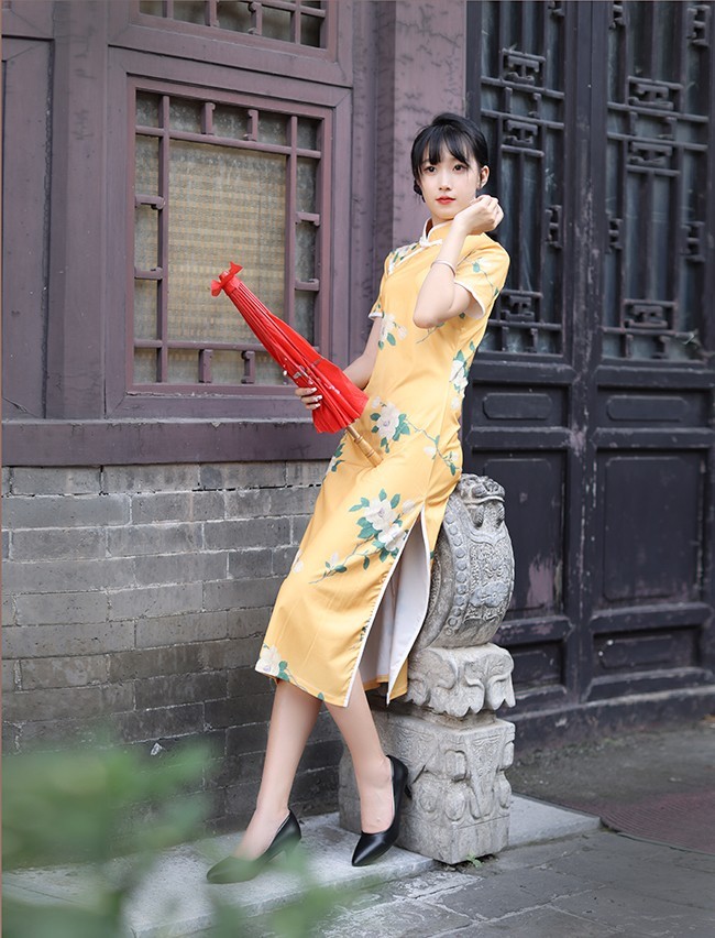 老宅前的女孩。。。