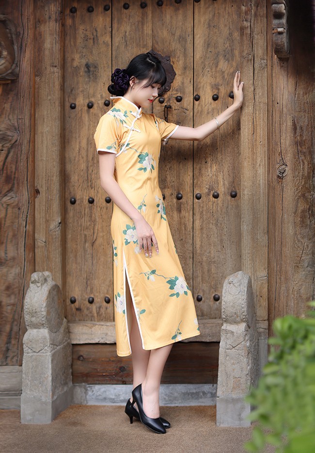 老宅前的女孩。。。