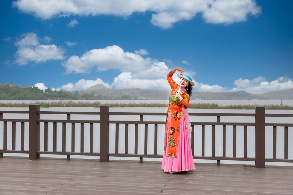 激情荡漾翩翩起舞的美女