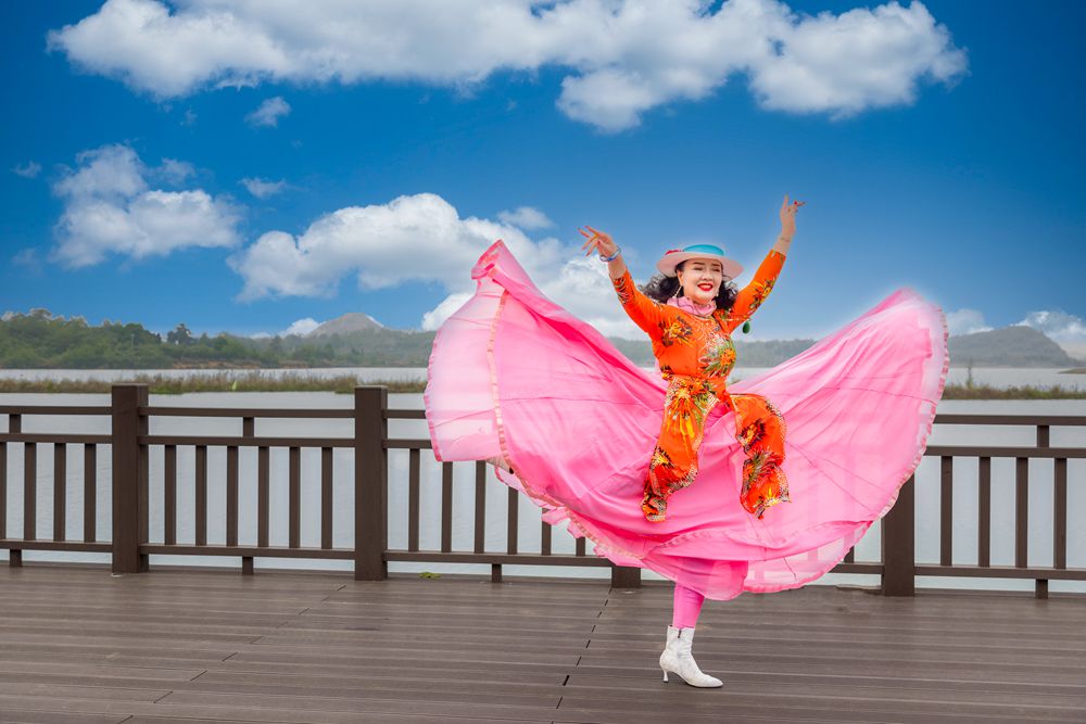 激情荡漾翩翩起舞的美女