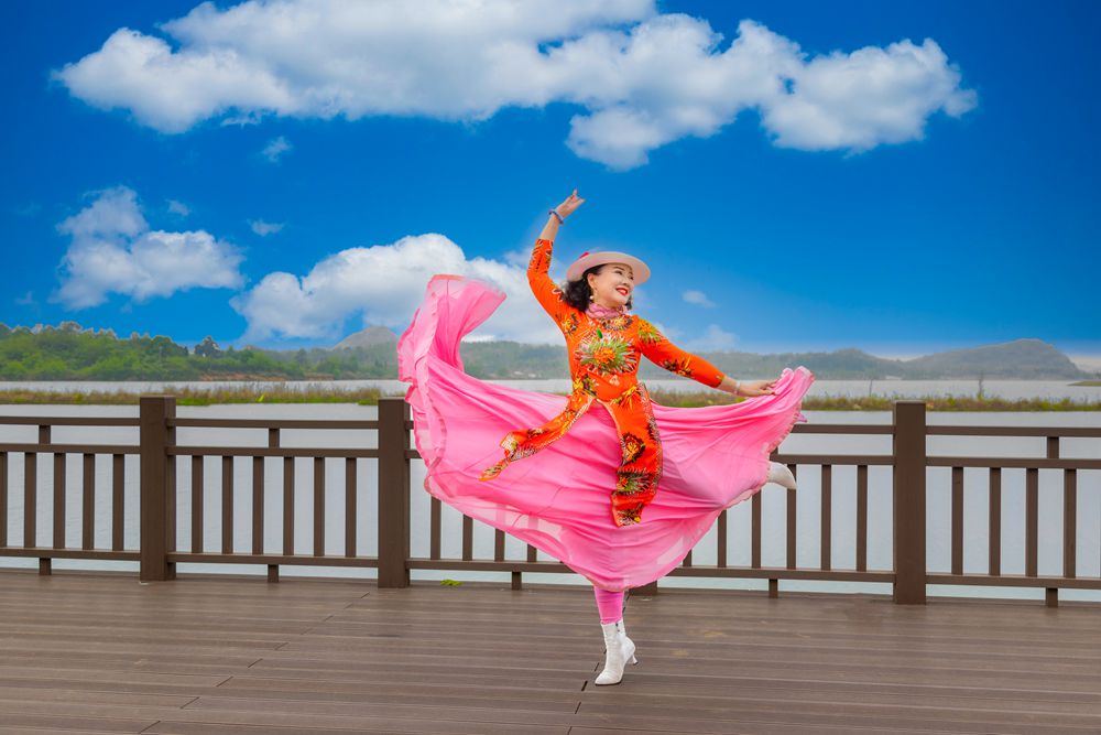 激情荡漾翩翩起舞的美女