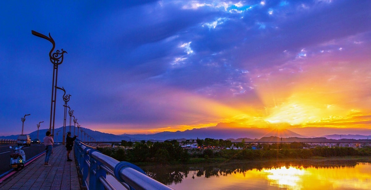 《 峨 眉 河 》晚 霞