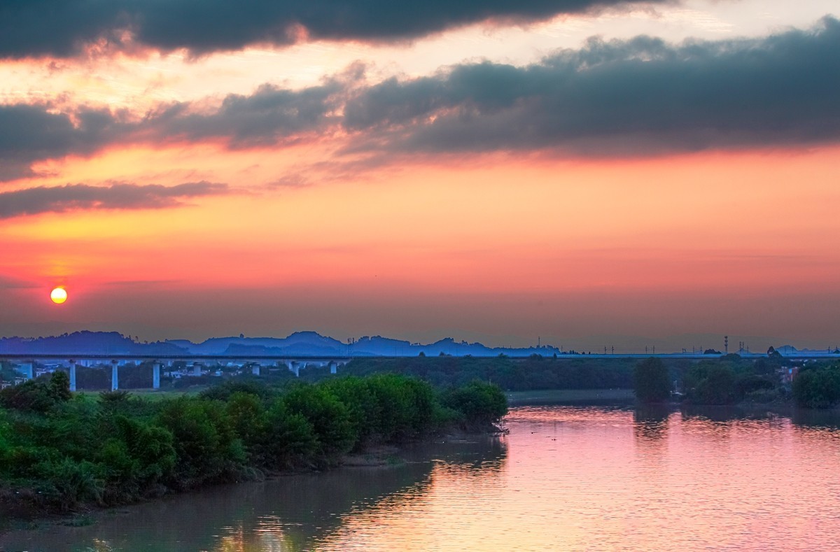 《 峨 眉 河 》晚 霞