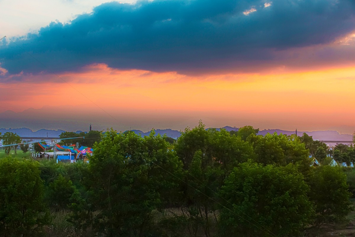 《 峨 眉 河 》晚 霞